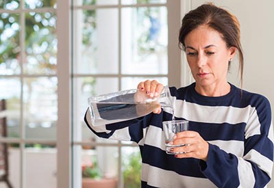 Drinking two cups of water before a meal may help you eat less, but it’s no miracle.