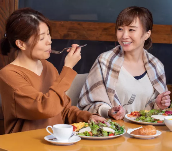 2 women eating salads