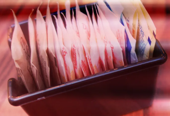 packets of sweeteners in cup