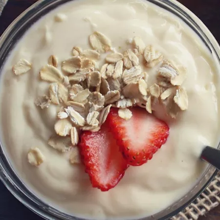 yogurt with fruit and oats